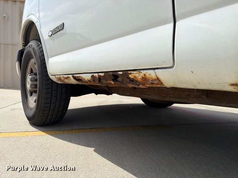 image for item FU0516 2003 Chevrolet Express 3500 van