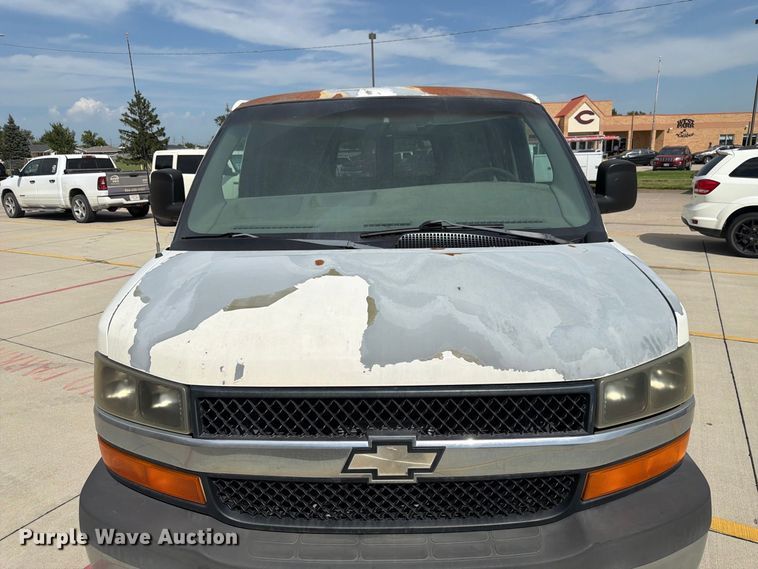 image for item FU0516 2003 Chevrolet Express 3500 van