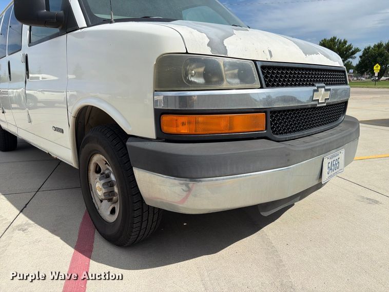 image for item FU0516 2003 Chevrolet Express 3500 van