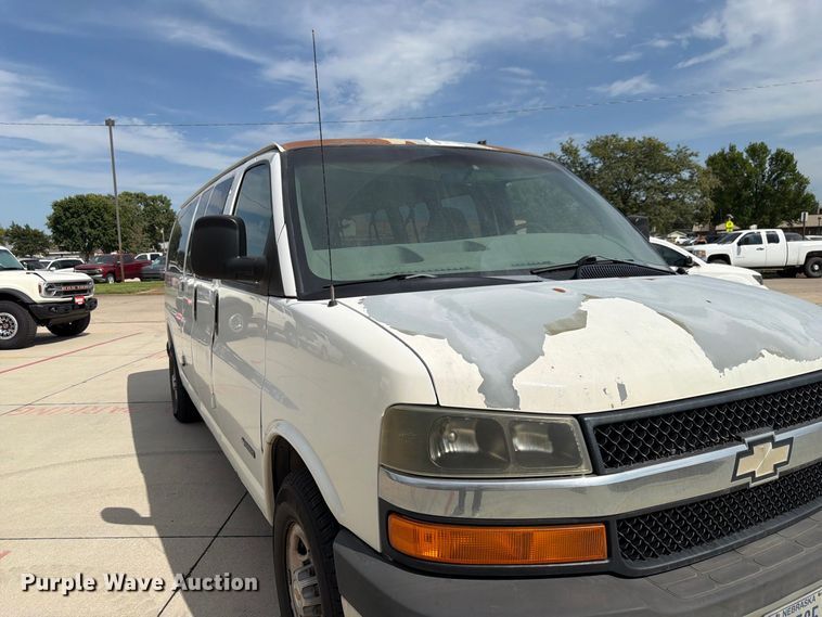 image for item FU0516 2003 Chevrolet Express 3500 van