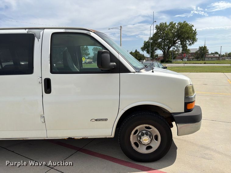 image for item FU0516 2003 Chevrolet Express 3500 van