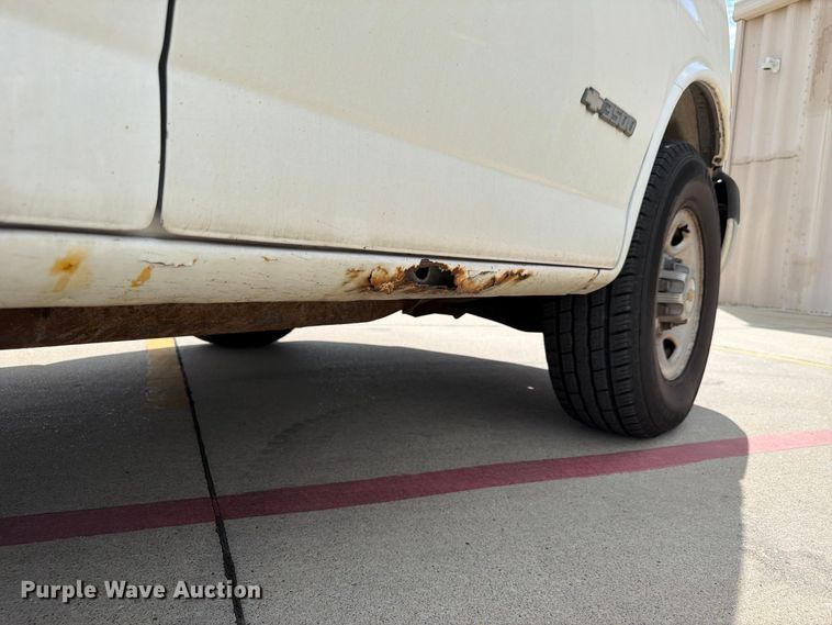 image for item FU0516 2003 Chevrolet Express 3500 van