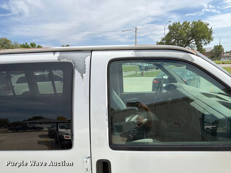 image for item FU0516 2003 Chevrolet Express 3500 van