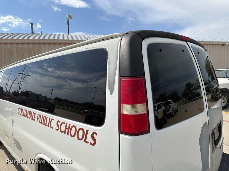 image for item FU0516 2003 Chevrolet Express 3500 van