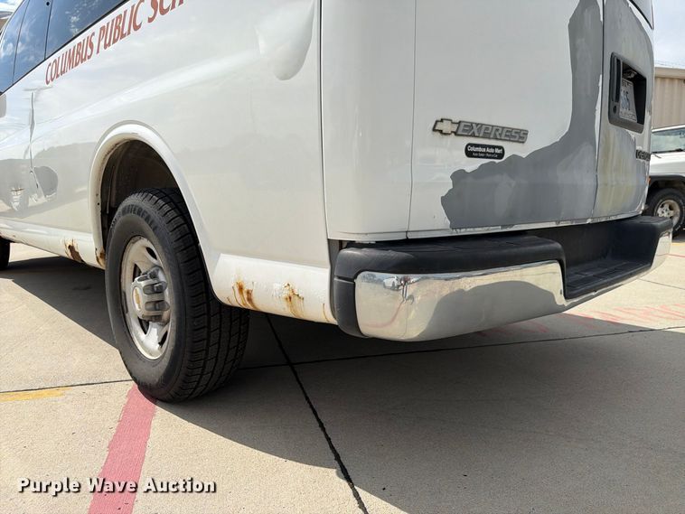 image for item FU0516 2003 Chevrolet Express 3500 van