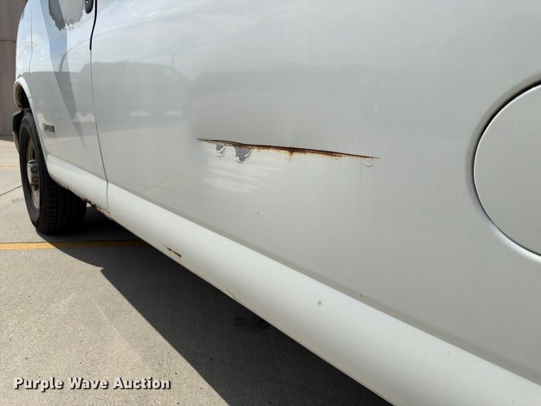 image for item FU0516 2003 Chevrolet Express 3500 van