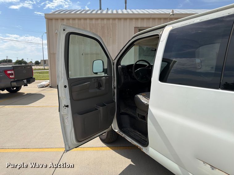 image for item FU0516 2003 Chevrolet Express 3500 van