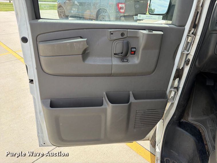 image for item FU0516 2003 Chevrolet Express 3500 van