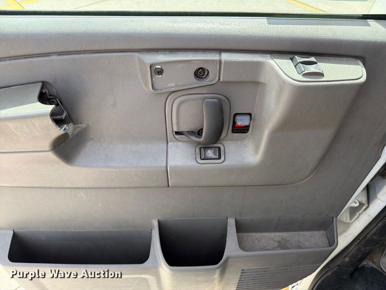 image for item FU0516 2003 Chevrolet Express 3500 van
