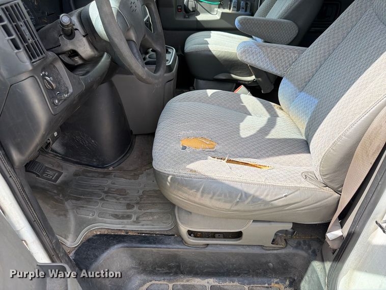 image for item FU0516 2003 Chevrolet Express 3500 van