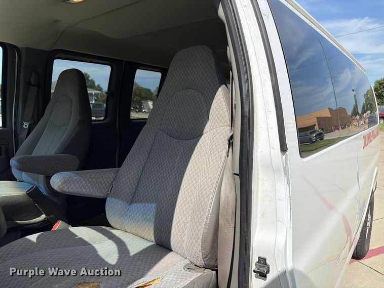 image for item FU0516 2003 Chevrolet Express 3500 van