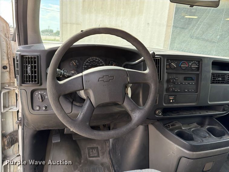 image for item FU0516 2003 Chevrolet Express 3500 van