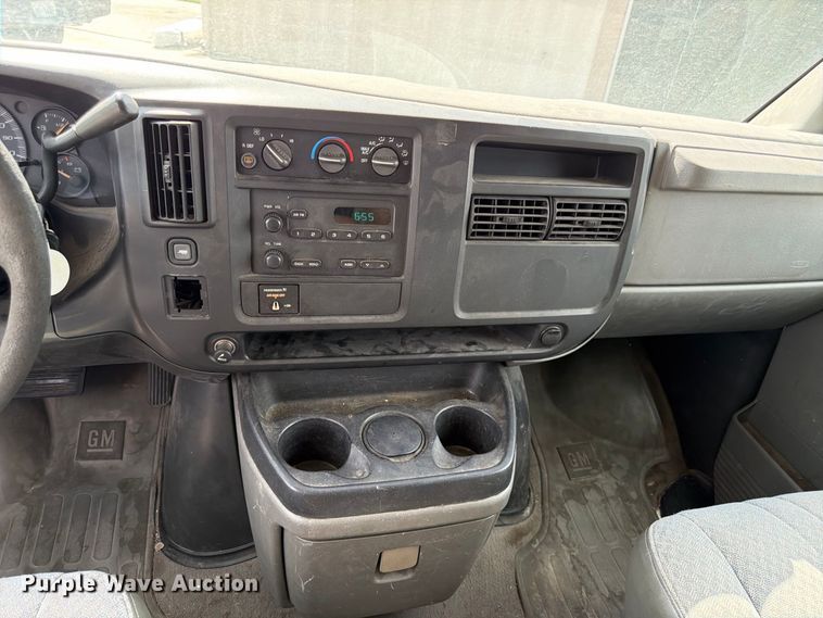image for item FU0516 2003 Chevrolet Express 3500 van