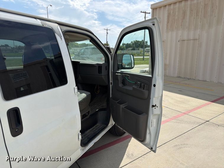 image for item FU0516 2003 Chevrolet Express 3500 van