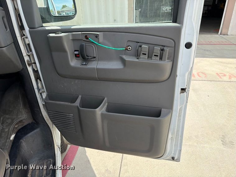 image for item FU0516 2003 Chevrolet Express 3500 van