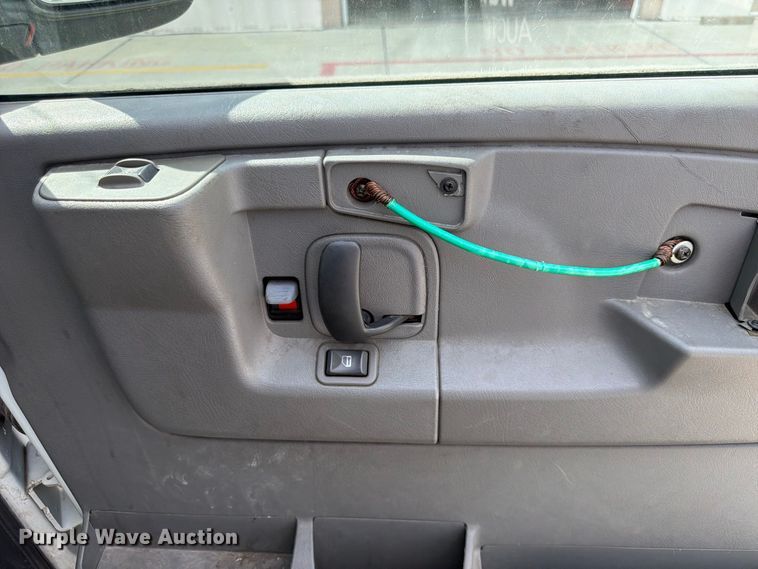 image for item FU0516 2003 Chevrolet Express 3500 van