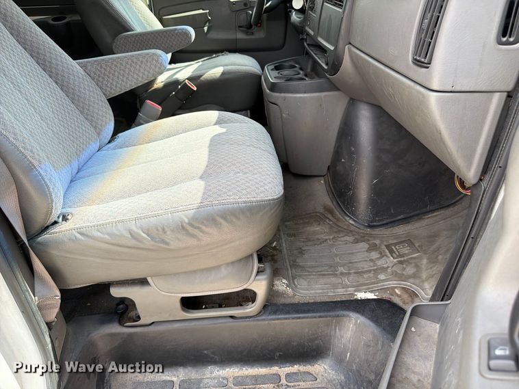 image for item FU0516 2003 Chevrolet Express 3500 van