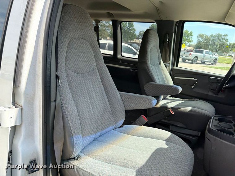 image for item FU0516 2003 Chevrolet Express 3500 van