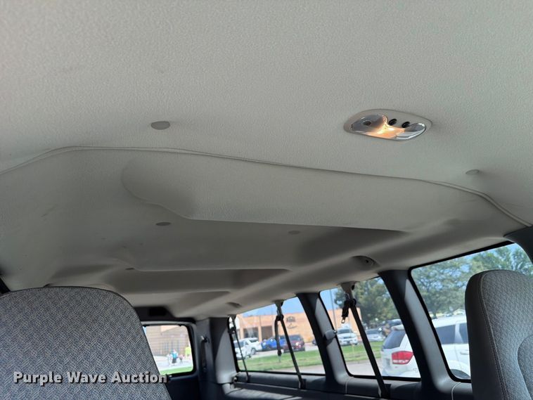 image for item FU0516 2003 Chevrolet Express 3500 van