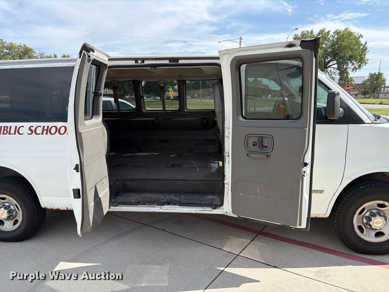 image for item FU0516 2003 Chevrolet Express 3500 van