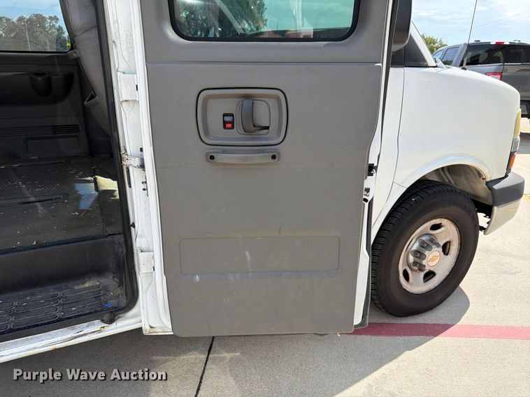 image for item FU0516 2003 Chevrolet Express 3500 van