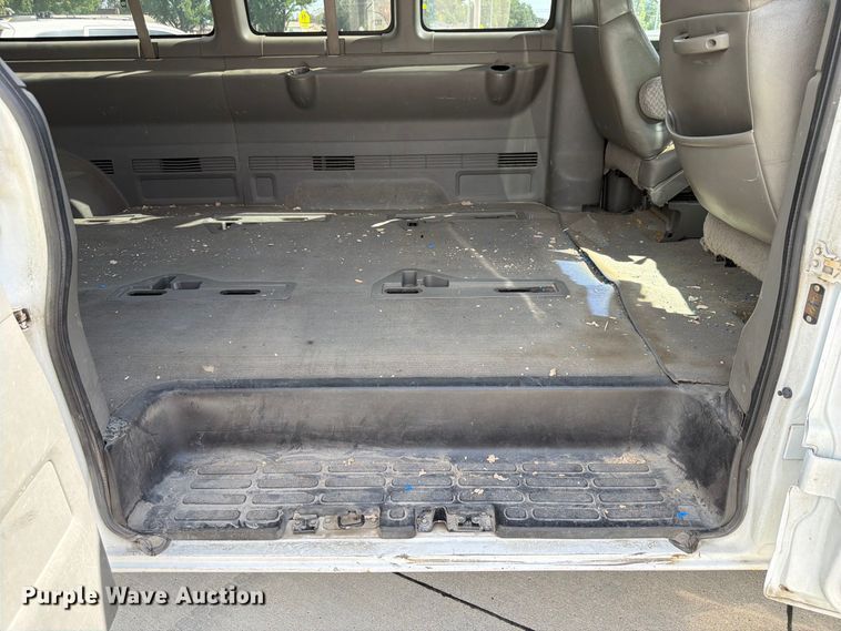 image for item FU0516 2003 Chevrolet Express 3500 van