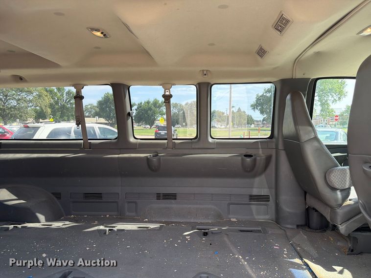 image for item FU0516 2003 Chevrolet Express 3500 van