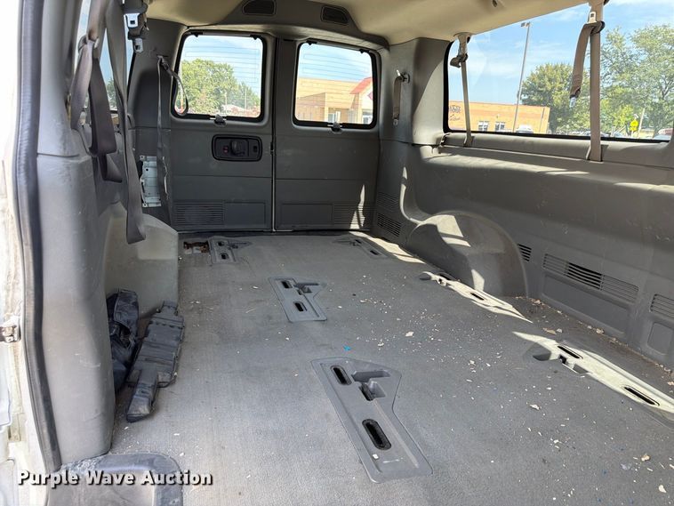 image for item FU0516 2003 Chevrolet Express 3500 van