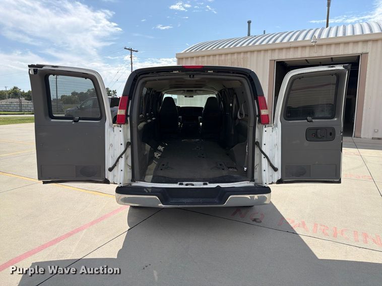 image for item FU0516 2003 Chevrolet Express 3500 van