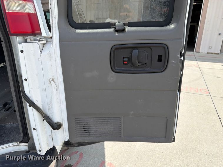 image for item FU0516 2003 Chevrolet Express 3500 van