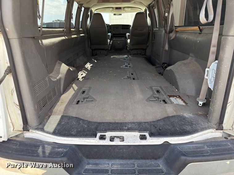 image for item FU0516 2003 Chevrolet Express 3500 van