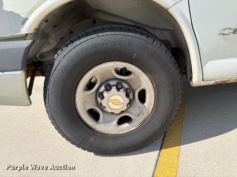 image for item FU0516 2003 Chevrolet Express 3500 van