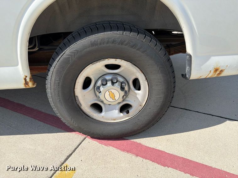 image for item FU0516 2003 Chevrolet Express 3500 van