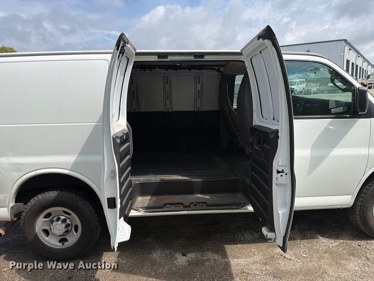 image for item FU4645 2016 Chevrolet Express 2500 van