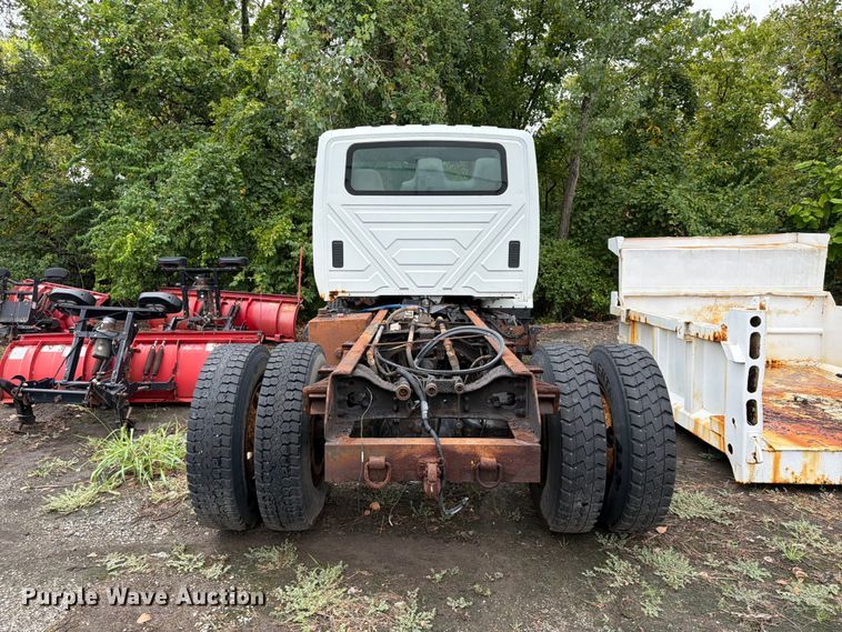 image for item FU4648 2005 International 7300 truck cab and chassis