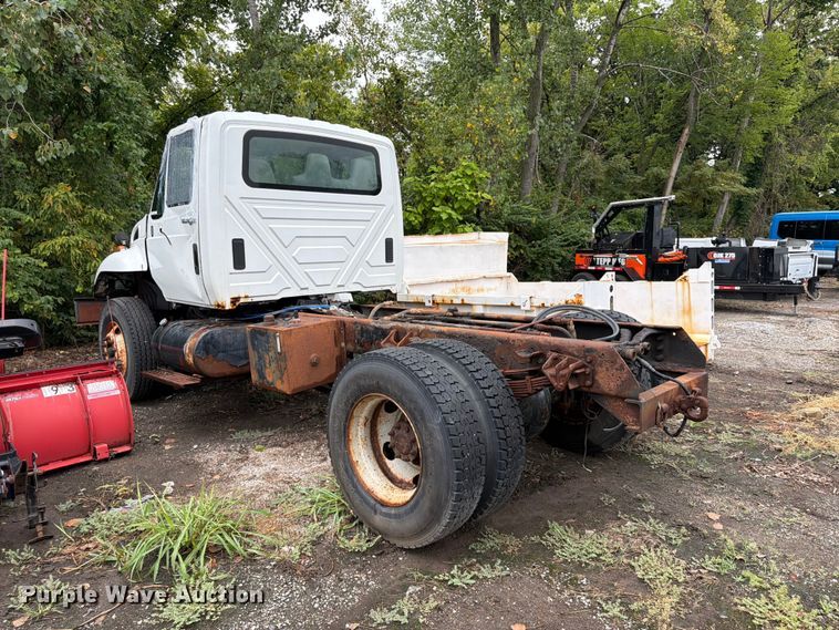image for item FU4648 2005 International 7300 truck cab and chassis
