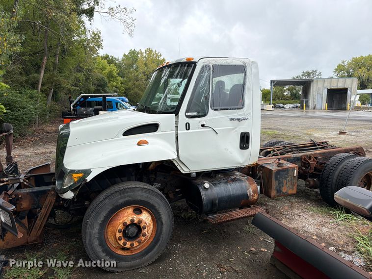 image for item FU4648 2005 International 7300 truck cab and chassis