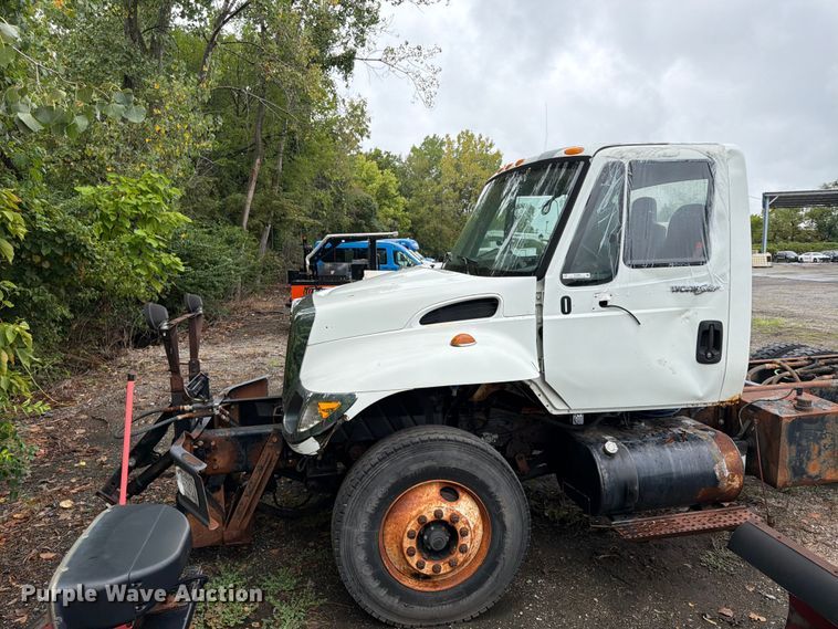 image for item FU4648 2005 International 7300 truck cab and chassis