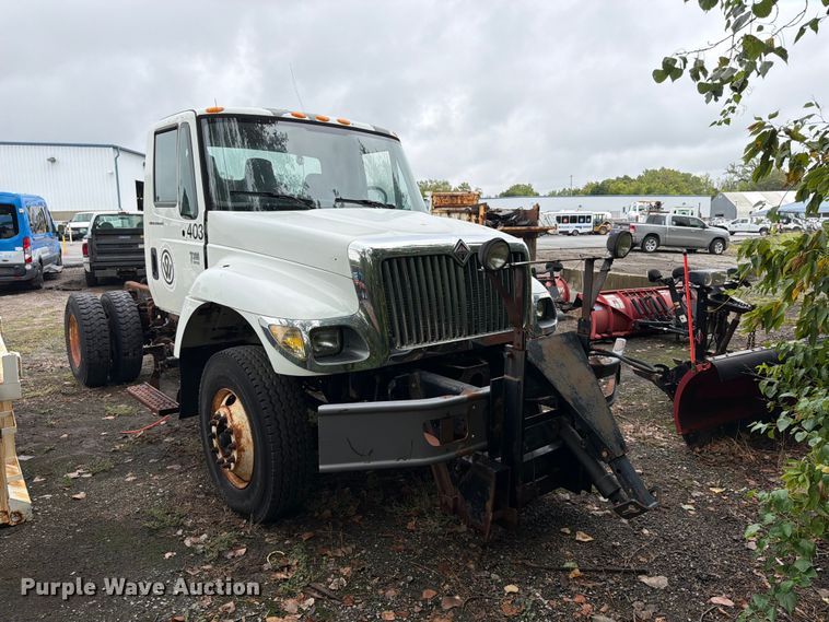 image for item FU4648 2005 International 7300 truck cab and chassis