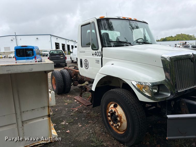 image for item FU4648 2005 International 7300 truck cab and chassis