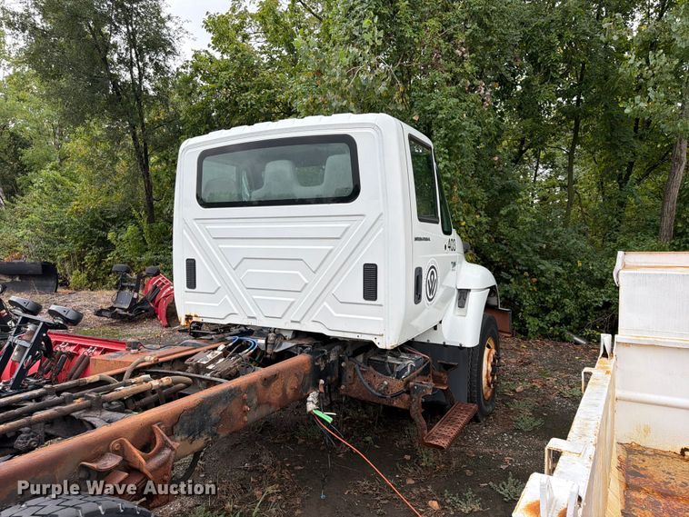image for item FU4648 2005 International 7300 truck cab and chassis