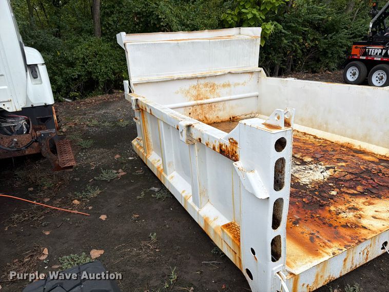 image for item FU4648 2005 International 7300 truck cab and chassis