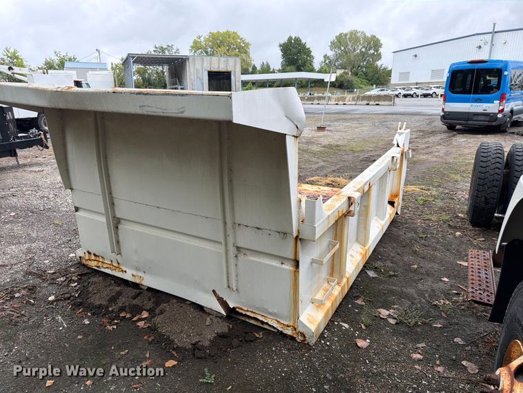 image for item FU4648 2005 International 7300 truck cab and chassis