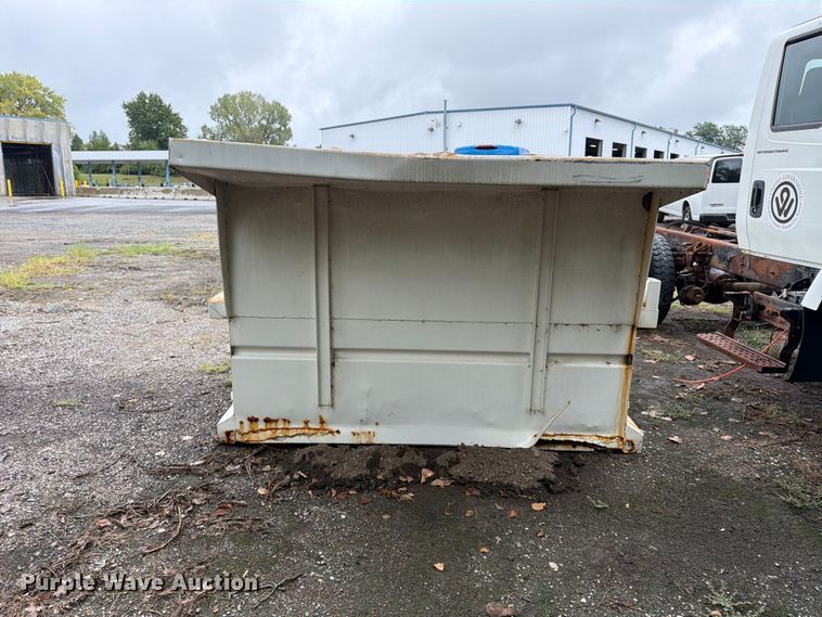 image for item FU4648 2005 International 7300 truck cab and chassis