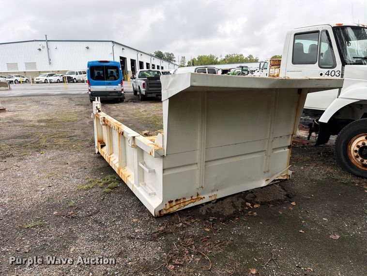 image for item FU4648 2005 International 7300 truck cab and chassis