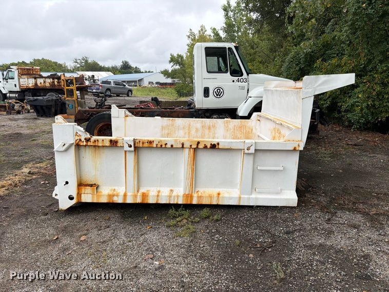 image for item FU4648 2005 International 7300 truck cab and chassis