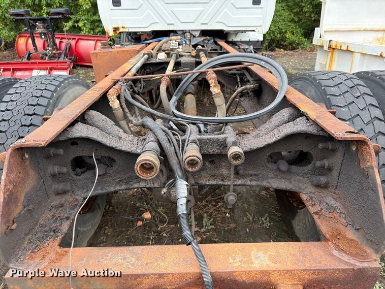 image for item FU4648 2005 International 7300 truck cab and chassis