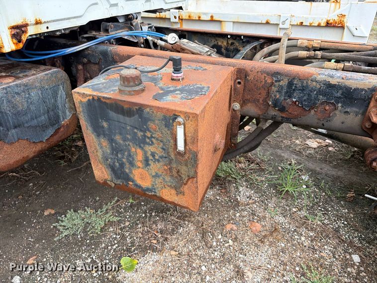 image for item FU4648 2005 International 7300 truck cab and chassis