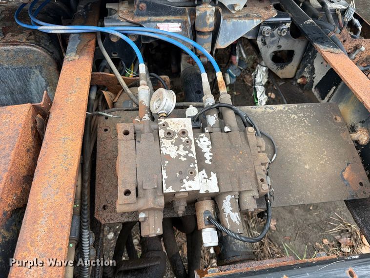 image for item FU4648 2005 International 7300 truck cab and chassis