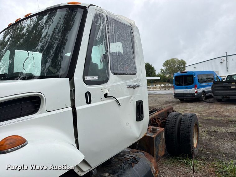 image for item FU4648 2005 International 7300 truck cab and chassis